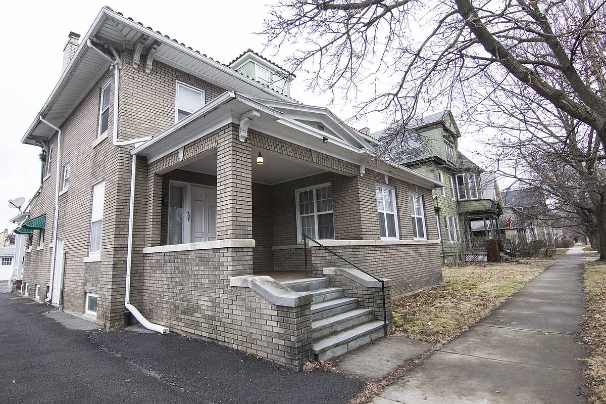 6 bed, 2111 sqft, $3,000 — Photo 1