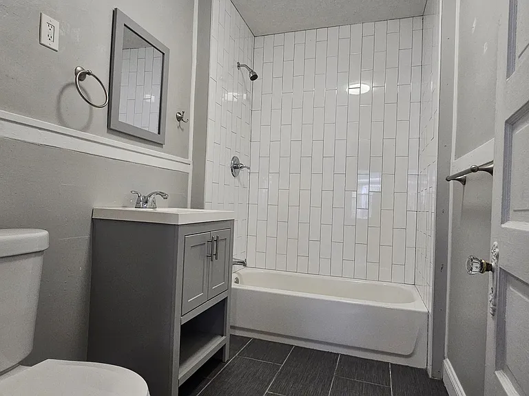 2810 York Ave #UP — Photo 8