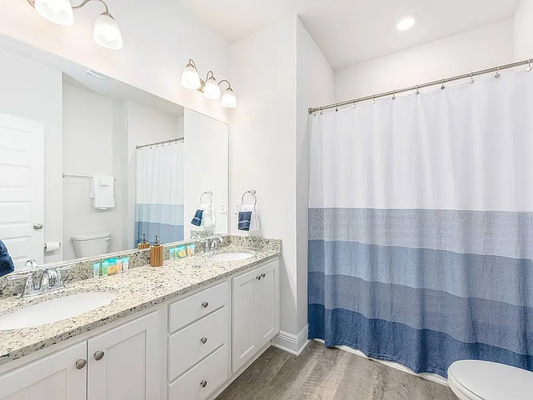 Full bathroom|double vanity
