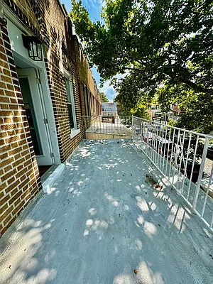 Rented by Venezia Realty Group LLC | media 9