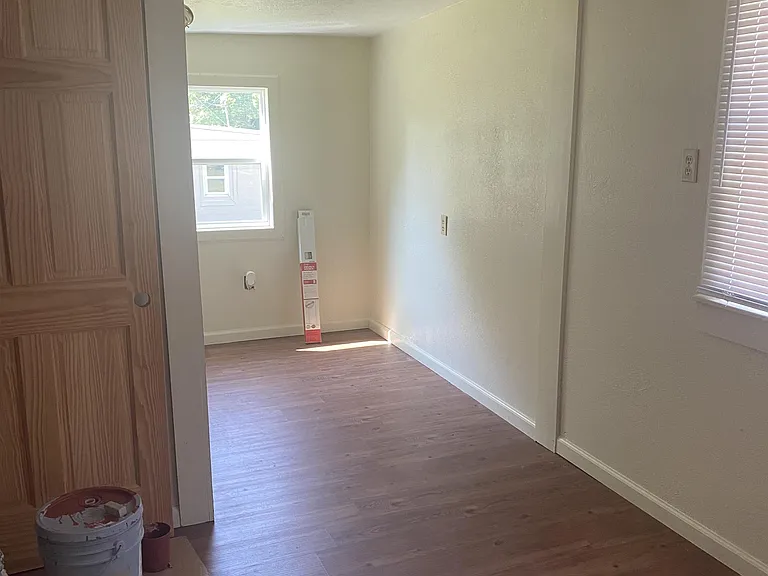 313 E College St — Photo 2