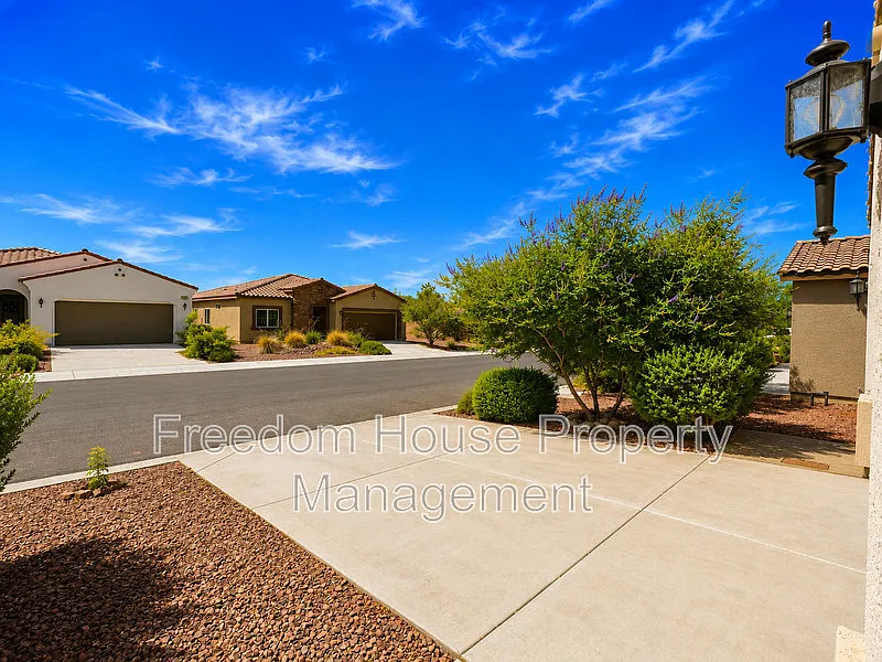 3 bed, 2.0 bath, 1988 sqft, $2,236 — Photo 3