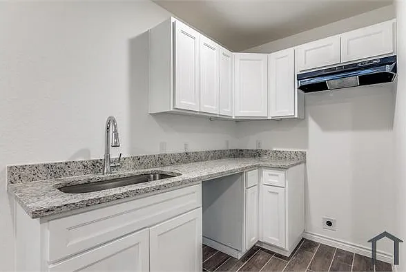 1835 W Poplar St — Photo 7