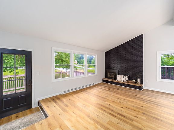 4th image of 2195 Cloverdale Dr