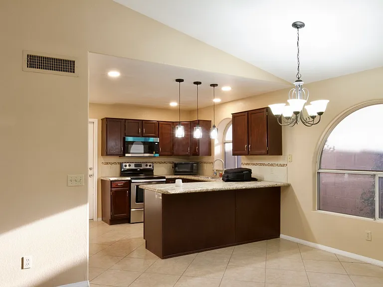 7568 W Kerry Ln — Photo 7