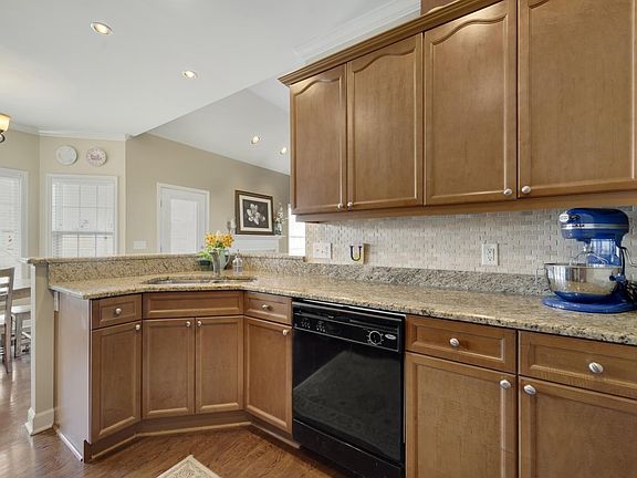 5th image of 204 Kiley Ct