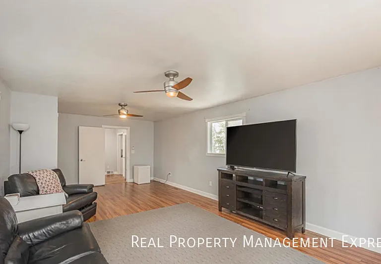 807 W 13th St — Photo 12