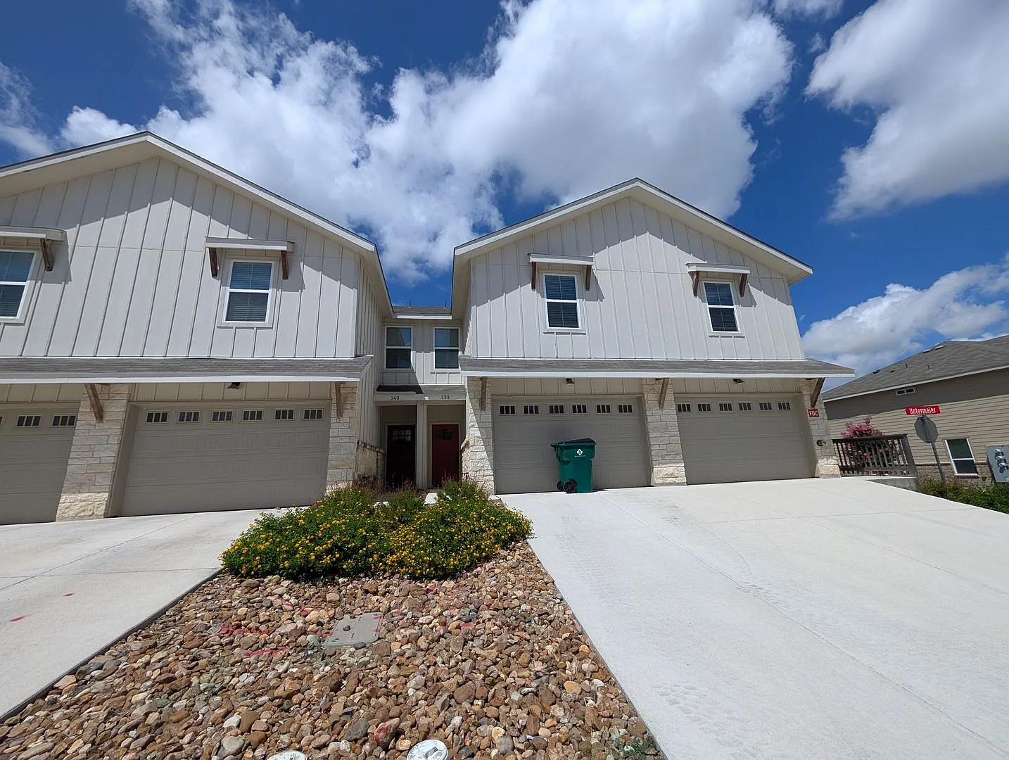 1 Month Free Rent/ 3/2.5/1.5 Fourplex Close To Ih35 For Commuters! Fridge, Washer & Dryer Include... — Photo 1