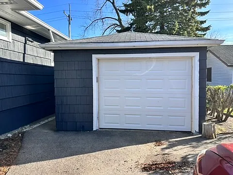 911 Broadway Ave — Photo 4