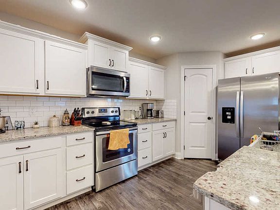 5th image of 527 Somerset Ln