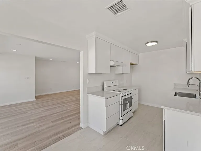 14722 Strathern St — Photo 22