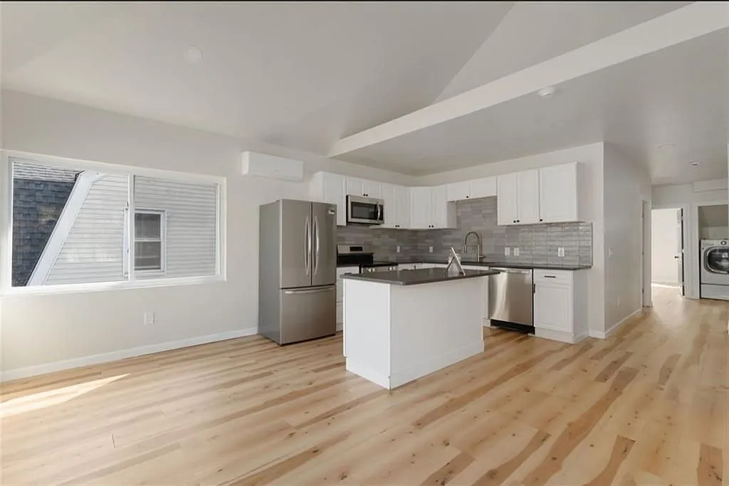 3 bed, 2.0 bath, 1290 sqft, $2,700 — Photo 1