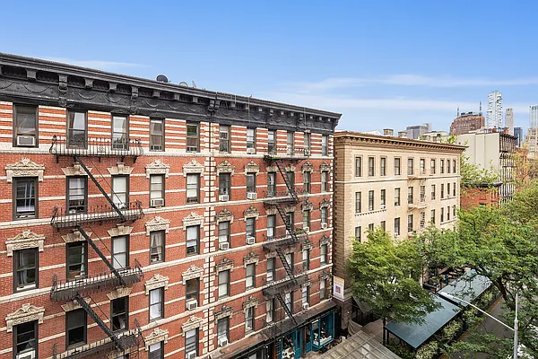 Sold by Douglas Elliman | media 24