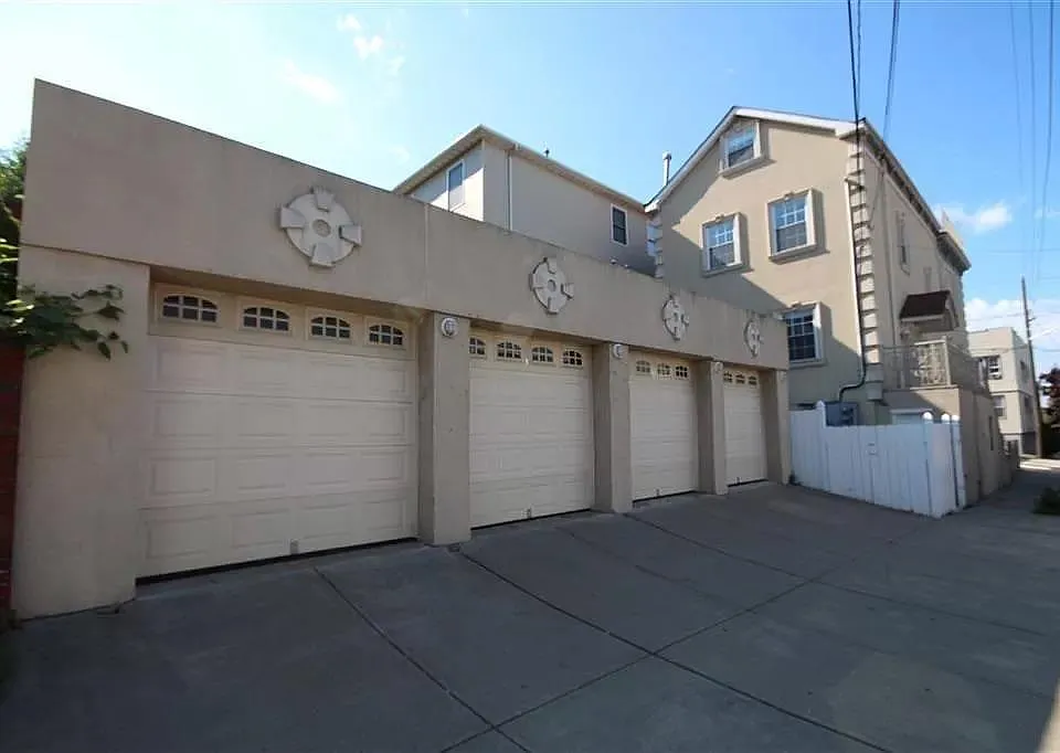 196 Zabriskie St #4