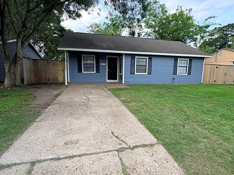 2105 Kingsdale Dr — Photo 1