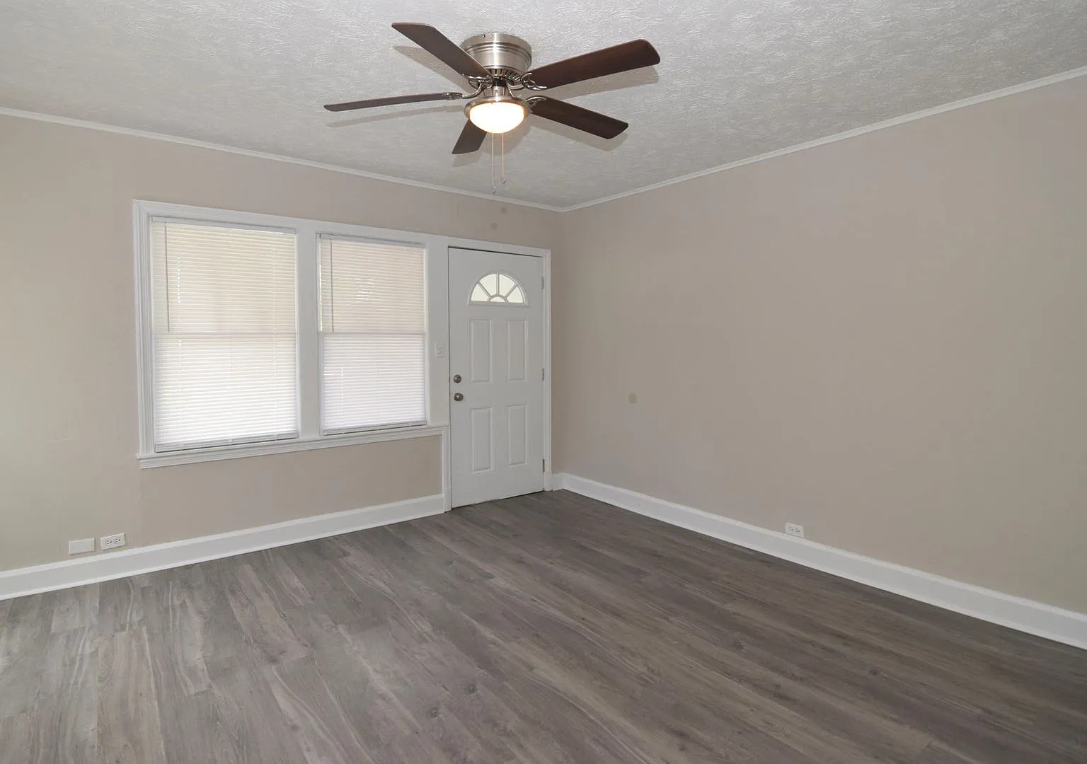 Charming 2-Bedroom Cottage with Bonus Room & Half-Acre Lot! — Photo 3