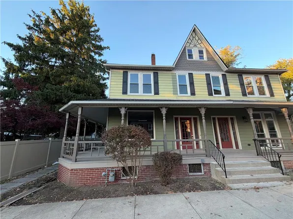 18 W Center St, Nazareth, PA 18064