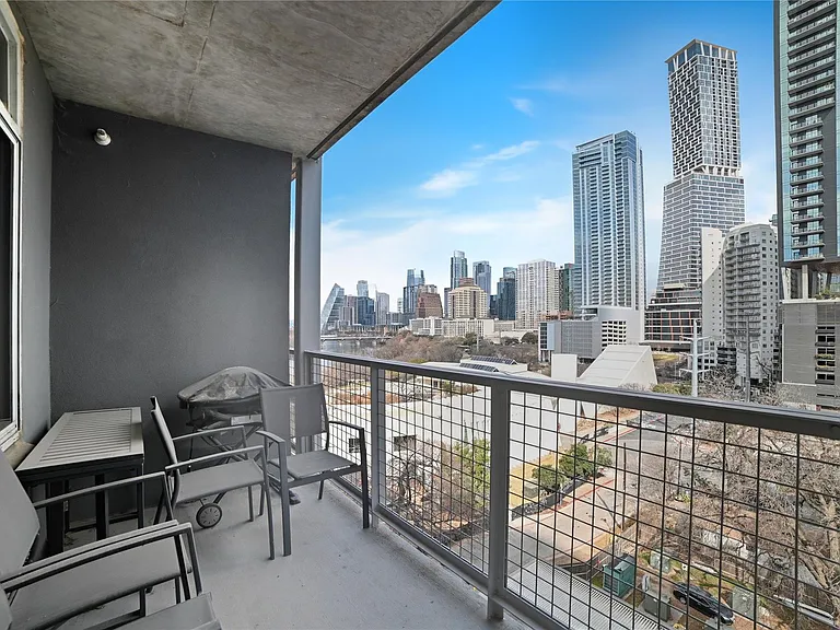 54 Rainey St #1018 — Photo 1