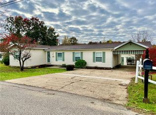 4214 School House Rd, Little Hocking, OH 45742