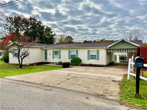 4214 School House Rd, Little Hocking, OH 45742