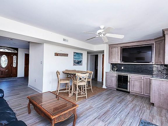 4th image of 225 W 17th St