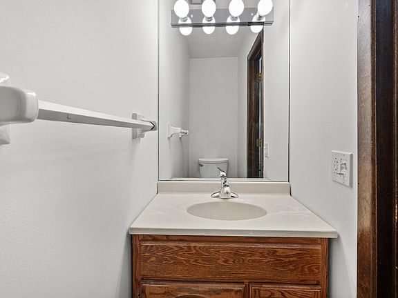 5th image of 2355 Dorland Pl E