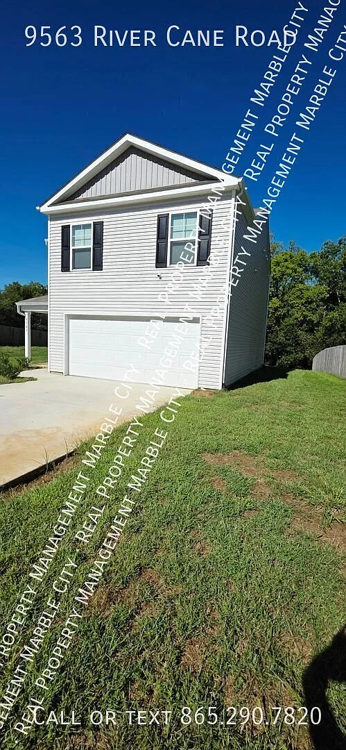 Spacious 3-Bedroom Home with 2-Car Garage in Mascot — Photo 2