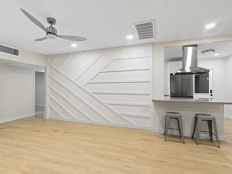 1630 E Catalina Dr — Photo 1