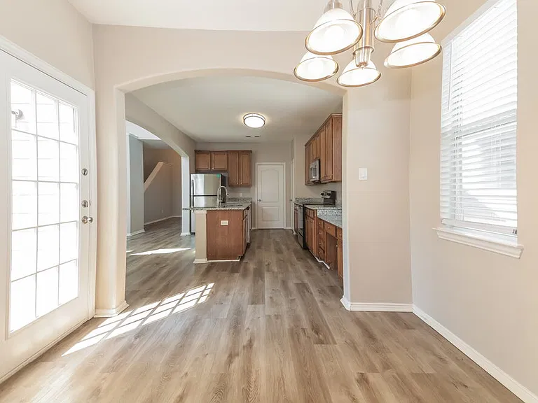1820 Plymouth Dr — Photo 7