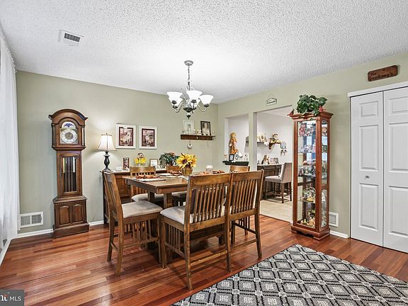 4th image of 25 Chambord Ct
