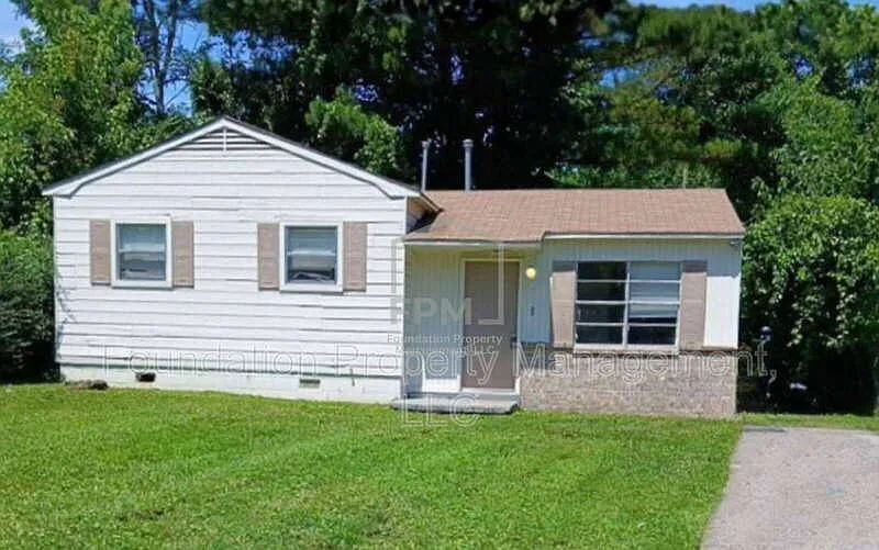 3 bed, 1.0 bath, 850 sqft, $895 — Photo 1