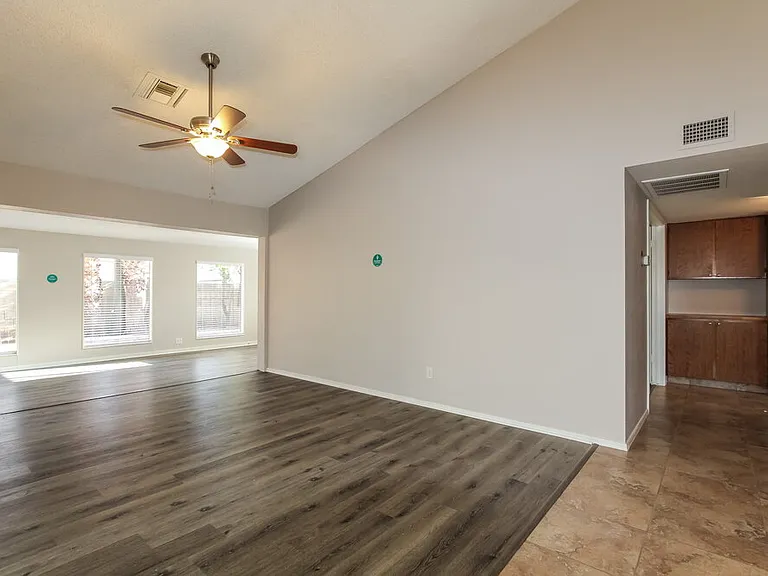 1101 W Wickieup Ln — Photo 4