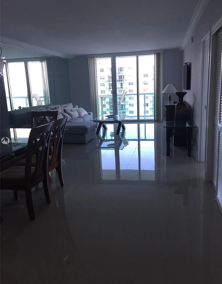 Tides On Hollywood Beach — Photo 1