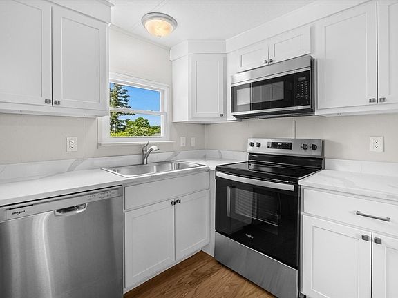 3rd image of 18 Foxtail Dr