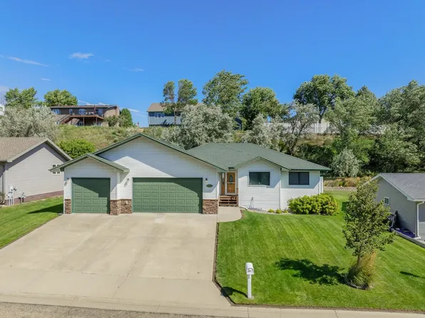 1424 Golden Valley Ln, Minot, ND 58703