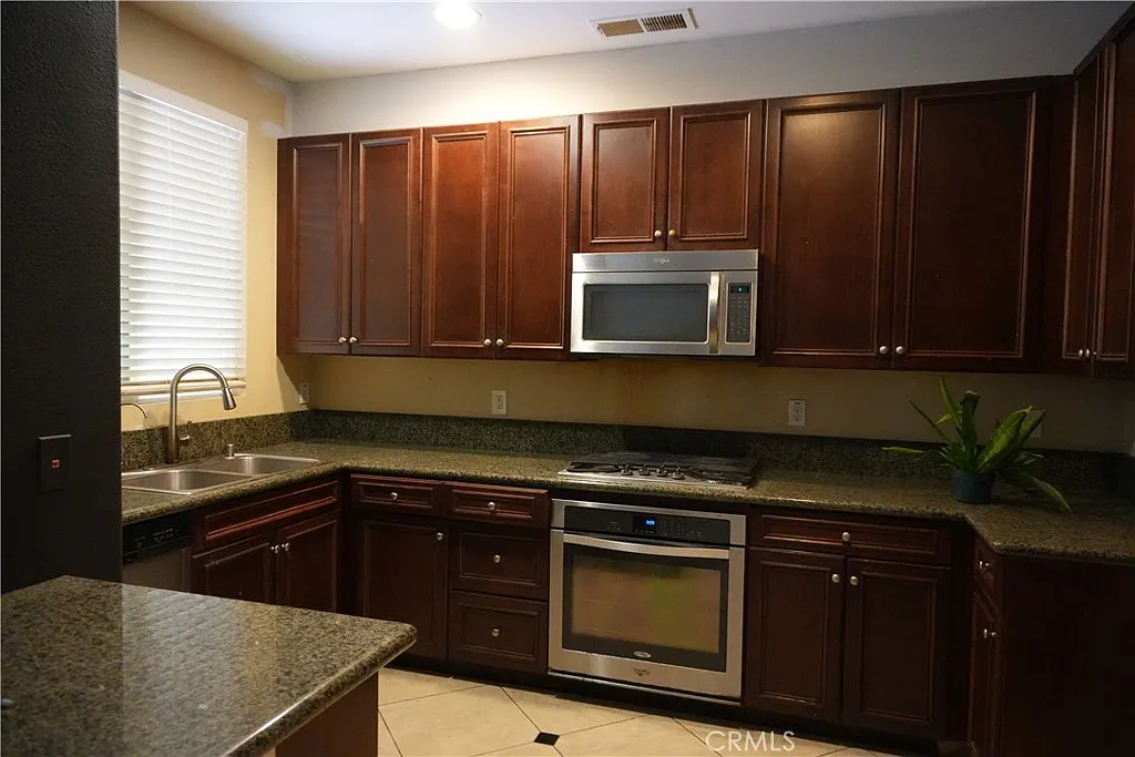 3 bed, 2.5 bath, 1565 sqft, $2,950 — Photo 2