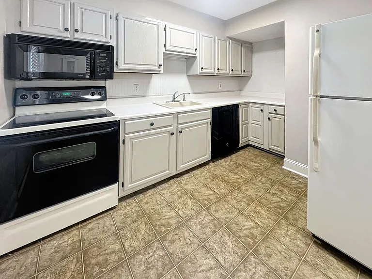 1235 Riverside Dr #B2 — Photo 2