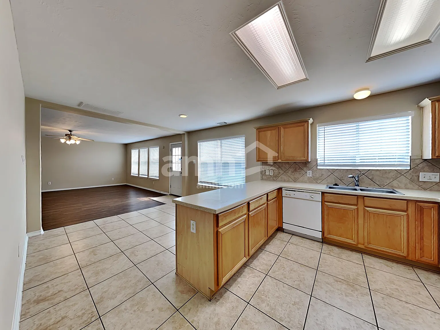 4 bed, 2.5 bath, 2425 sqft, $2,335 — Photo 4