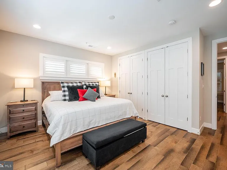 1126 N Stuart St — Photo 5