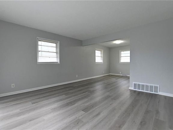 3rd image of 5820 E 40th St