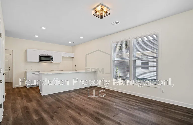 1470 Lyndale Ave — Photo 8