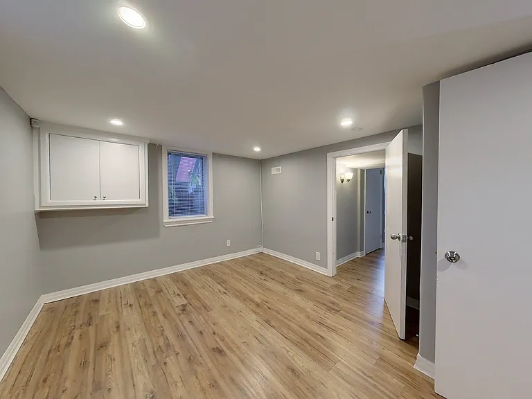 2 Howard Cres #2 — Photo 14