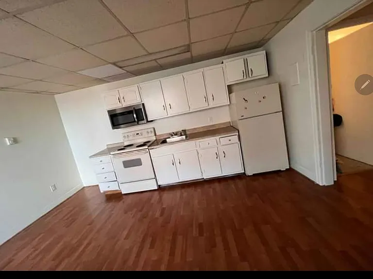 107 W Franklin St — Photo 2