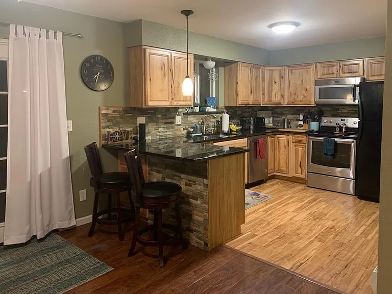 2321 Greeley Dr — Photo 2