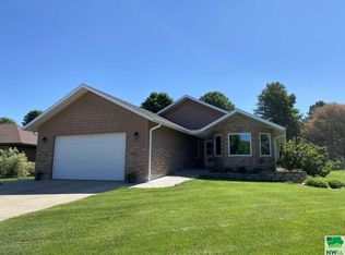 1514 Crestview Dr, Vermillion, SD 57069