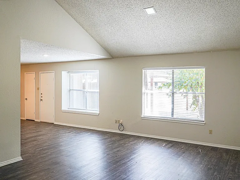 B 613-615 Barbara Jean — Photo 3