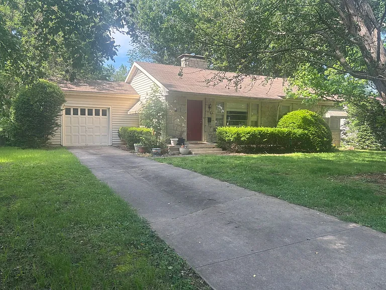 1109 E Linwood Dr — Photo 1