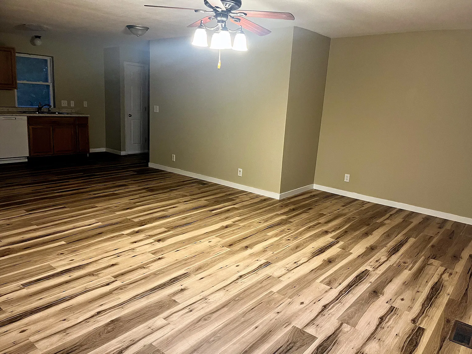 2 bed, 1650 sqft, $1,595 — Photo 2