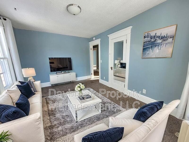 1st image of 915 Broadway N APT 3