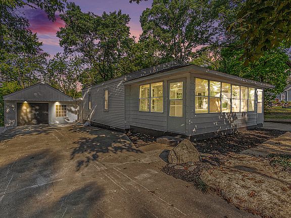 2nd image of 3569 Vineyard Ave NE